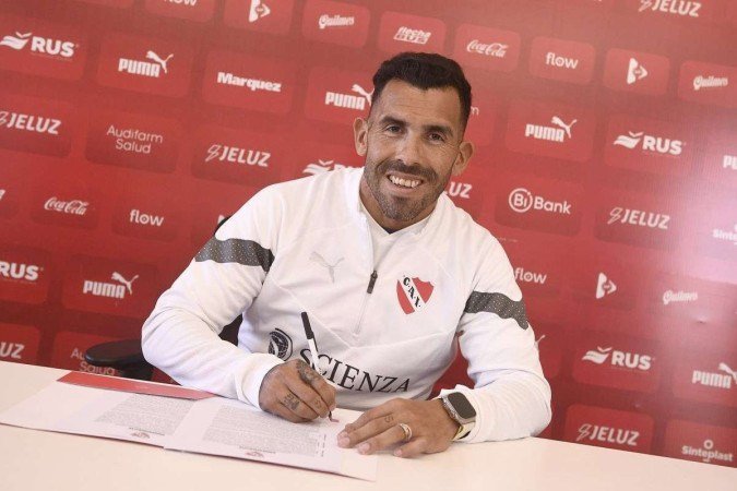 Sob crise interna e risco de rebaixamento, ex-atacante multicampeão no Boca Juniors, Carlos Tevez tem contrato de um ano com o Independiente - (crédito: Twitter/Independiente) Sob crise interna e risco de rebaixamento, ex-atacante multicampeão no Boca Juniors, Carlos Tevez tem contrato de um ano com o Independiente - (crédito: Twitter/Independiente)