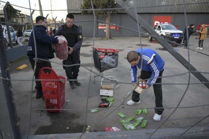 Policiais da província de Buenos Aires e um funcionário de um supermercado Policiais da província de Buenos Aires e um funcionário de um supermercado