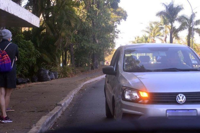  23/08/2023 Credito: Ed Alves/CB/DA.Press. Cidades. Transporte Pirata. Parada de Ônibus na 204/205 Norte. 