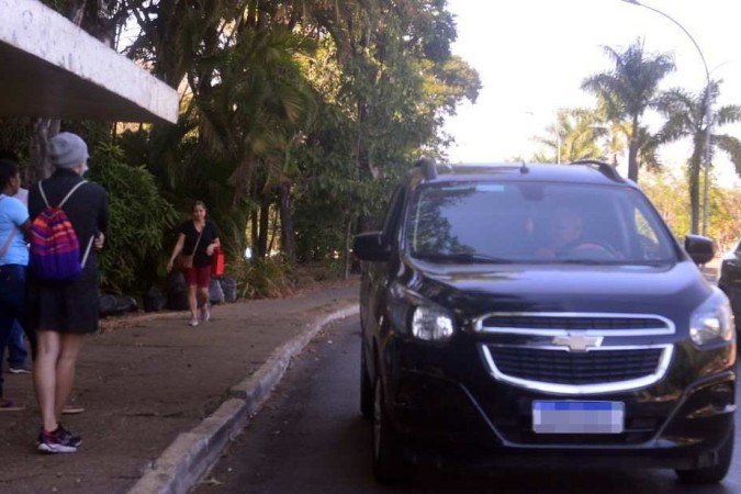  23/08/2023 Credito: Ed Alves/CB/DA.Press. Cidades. Transporte Pirata. Parada de Ônibus na 204/205 Norte. 