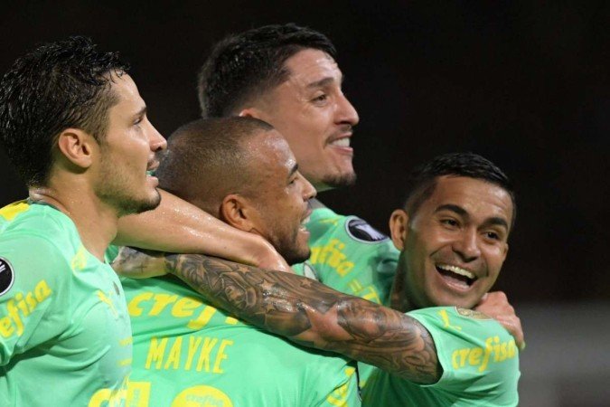 Palmeiras' defender Mayke (2-L) celebrates with teammates after scoring during the Copa Libertadores quarterfinals first leg football match between Colombia's Deportivo Pereira and Brazil's Palmeiras, at the Hernan Ramirez Villegas stadium in Pereira, Colombia, on August 23, 2023. (Photo by Raul ARBOLEDA / AFP)
- (crédito: AFP) Palmeiras' defender Mayke (2-L) celebrates with teammates after scoring during the Copa Libertadores quarterfinals first leg football match between Colombia's Deportivo Pereira and Brazil's Palmeiras, at the Hernan Ramirez Villegas stadium in Pereira, Colombia, on August 23, 2023. (Photo by Raul ARBOLEDA / AFP)
- (crédito: AFP)