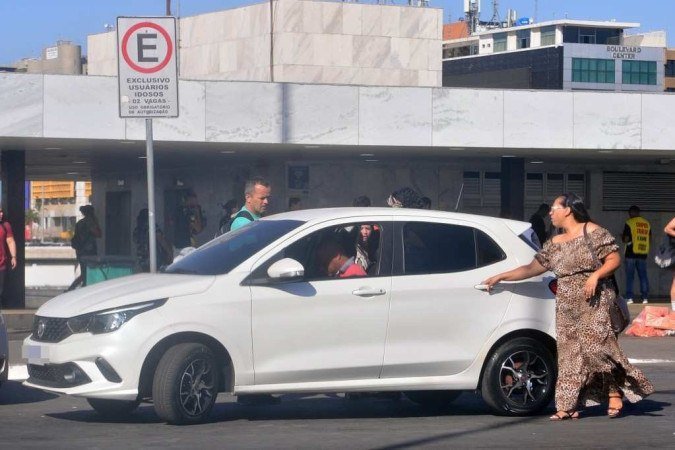  23/08/2023 Credito: Ed Alves/CB/DA.Press. Cidades. Transporte Pirata. Plataforma Superior da Rodovíaria. 