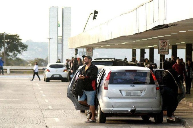 Embarque e desembarque em carros irregulares na Rodoviária do Plano Piloto são constantes. Fiscalização registrou 1.123 autuações - (crédito: Ed Alves/CB/DA.Press) Embarque e desembarque em carros irregulares na Rodoviária do Plano Piloto são constantes. Fiscalização registrou 1.123 autuações - (crédito: Ed Alves/CB/DA.Press)