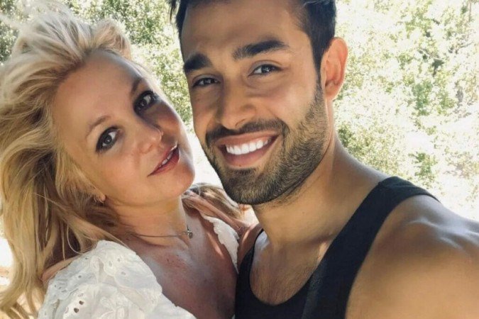 Britney Spears e Sam Asghari entram em acordo sobre guarda dos cães em meio a divórcio - (crédito: Observatorio dos Famosos) Britney Spears e Sam Asghari entram em acordo sobre guarda dos cães em meio a divórcio - (crédito: Observatorio dos Famosos)