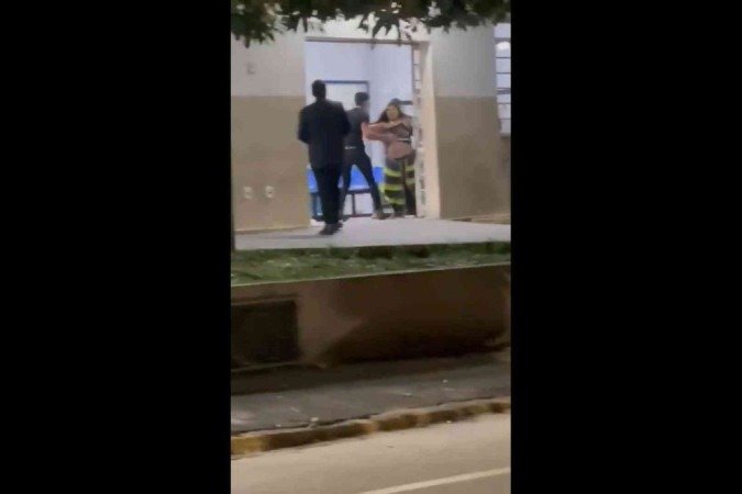 Vídeo mostra briga e agressões em recepção de hospital em Minas - (crédito: Reprodução/ Redes sociais ) Vídeo mostra briga e agressões em recepção de hospital em Minas - (crédito: Reprodução/ Redes sociais )