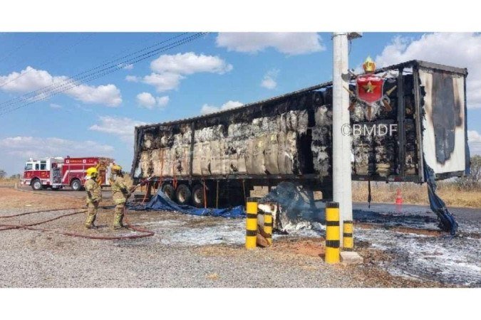 Os trabalhos de resfriamento e rescaldo continuam, de acordo com o CBMDF. - (crédito: Divulgação/CBMDF) Os trabalhos de resfriamento e rescaldo continuam, de acordo com o CBMDF. - (crédito: Divulgação/CBMDF)