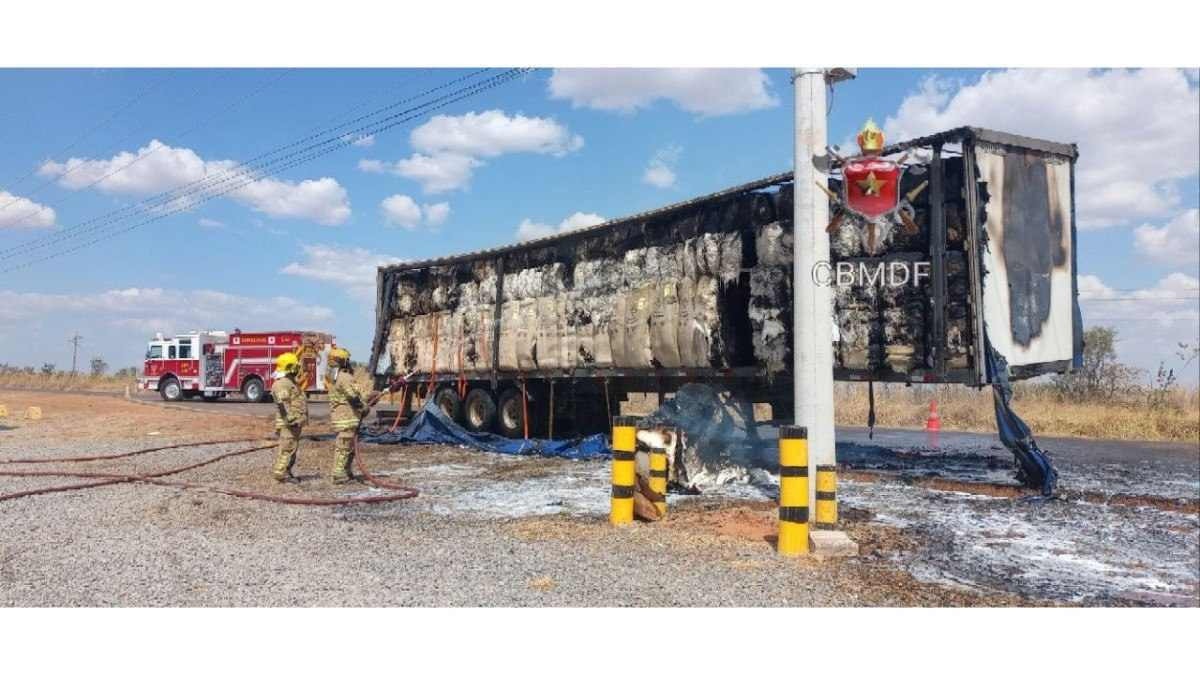 Baú de carreta pega fogo na DF-250 e trânsito é interrompido