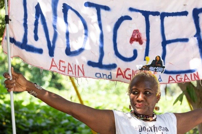 Nadine Seiler mostra apoio ao indiciamento de Trump, do lado de fora da prisão do condado de Fulton, na Geórgia  