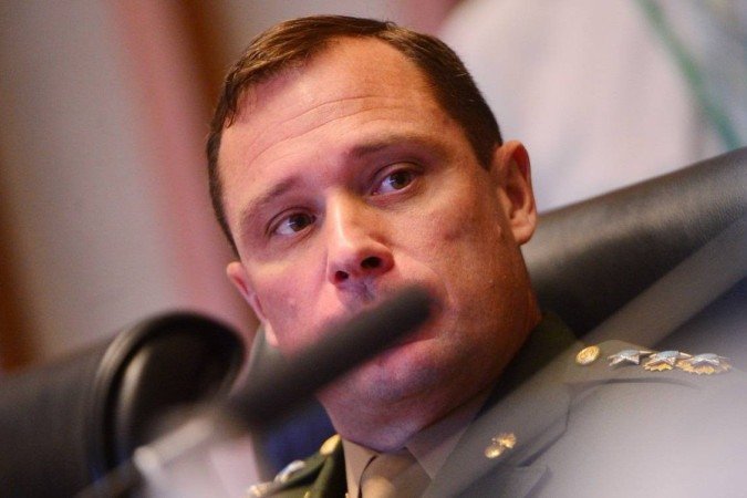 Cid entregou gravador para um dos três advogados momentos antes de ingressar no plenário da CLDF -  (crédito:  Ed Alves/CB/DA.Press)