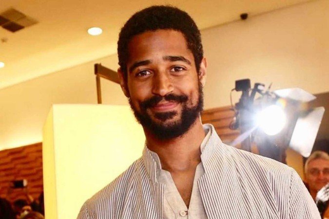 Alfred Enoch e Mona Godfrey foram abordados pelos bandidos na porta da Cidade das Artes, local onde a cerimônia da premiação aconteceu - (crédito: Reprodução/Instagram) Alfred Enoch e Mona Godfrey foram abordados pelos bandidos na porta da Cidade das Artes, local onde a cerimônia da premiação aconteceu - (crédito: Reprodução/Instagram)
