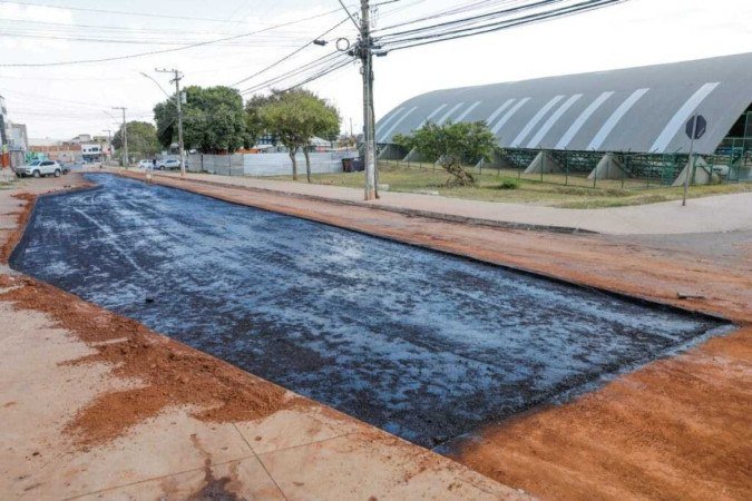 Asfalto na avenida principal do Paranoá é reformado nesta semana - (crédito: Lúcio Bernardo Jr./Agência Brasília) Asfalto na avenida principal do Paranoá é reformado nesta semana - (crédito: Lúcio Bernardo Jr./Agência Brasília)