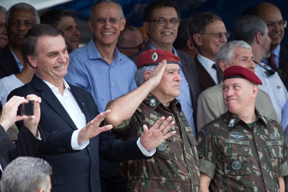 Forças Armadas procuram 'saída honrosa' após escândalos de Bolsonaro, avalia historiador