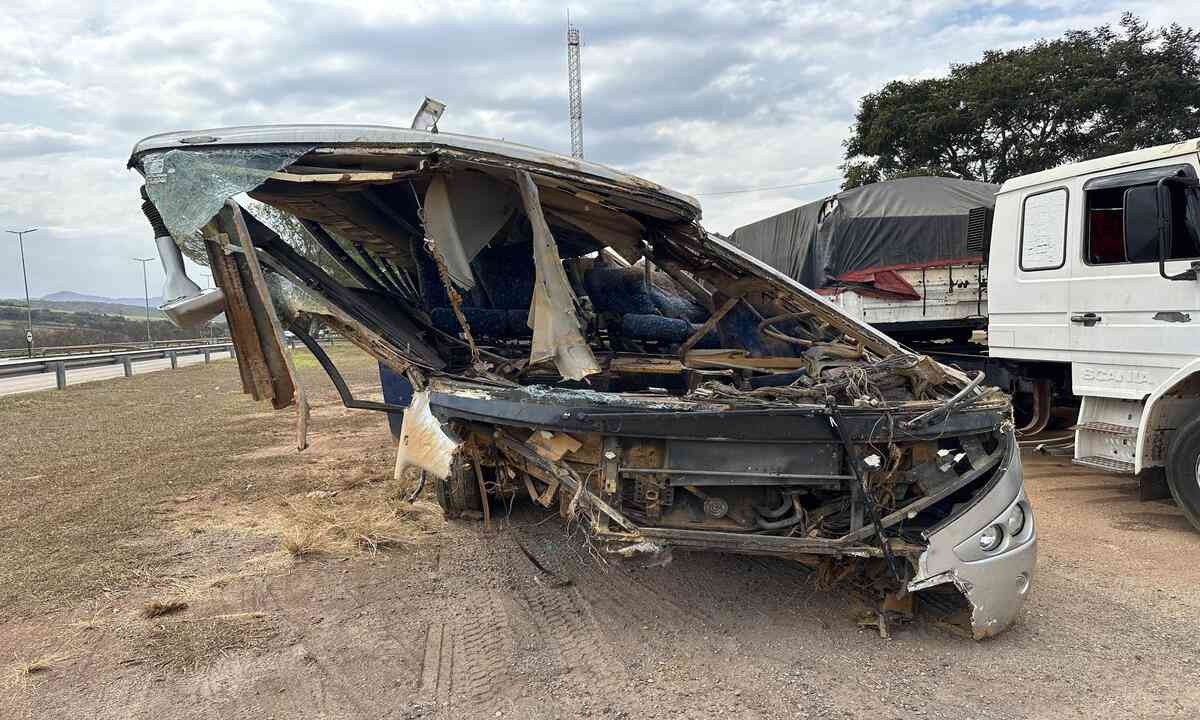 Acidente com ônibus de torcedores: delegado aponta negligência de motorista 