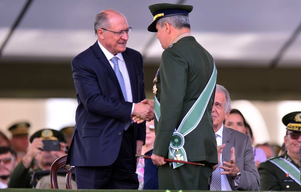 Geraldo Alckmin é condecorado em evento de homenagem ao Dia do Soldado