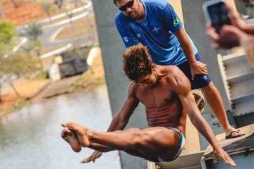 Um dos treinamentos da Seleção para o Pan Júnior aconteceu na Ponte JK. Miguel Cardoso saltou de 15 metros de altura -  (crédito: Valter Ramos/Divulgação)