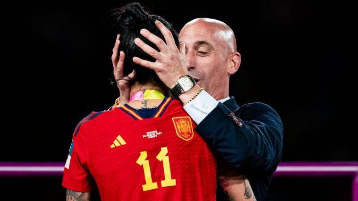 'Acabou': a revolta de jogadoras de futebol contra presidente da federação espanhola após beijo forçado em atleta