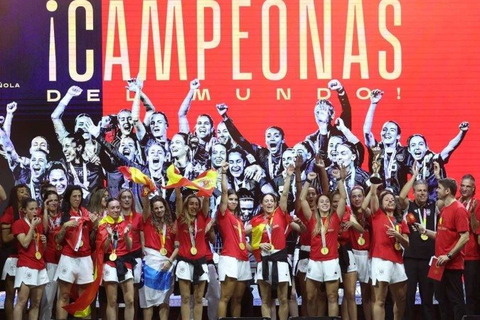 Ao todo, 81 jogadoras espanholas, entre elas as 23 recém campeãs do mundo na Copa, assinam o texto que pede a saída de Rubiales do cargo - (crédito: Pierre-Philippe MARCOU/AFP) Ao todo, 81 jogadoras espanholas, entre elas as 23 recém campeãs do mundo na Copa, assinam o texto que pede a saída de Rubiales do cargo - (crédito: Pierre-Philippe MARCOU/AFP)