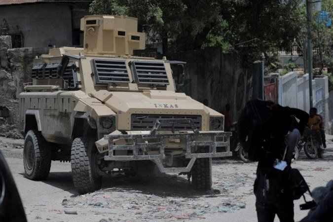 Polícia Nacional do Haiti tenta retomar bairro ocupado por gangues na capital Porto Príncipe - (crédito: Reuters) Polícia Nacional do Haiti tenta retomar bairro ocupado por gangues na capital Porto Príncipe - (crédito: Reuters)
