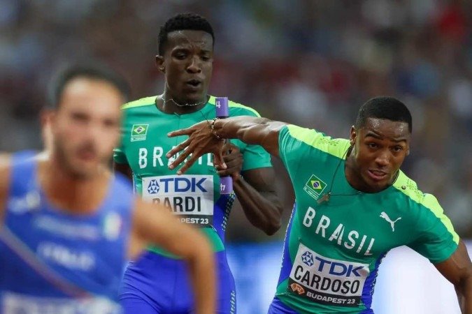 Felipe Bardi a o bastão para Erik Felipe Cardoso na semifinal do 4x100m no Mundial de Budapeste - (crédito: Reprodução/Wagner Carmo/CBAt) Felipe Bardi a o bastão para Erik Felipe Cardoso na semifinal do 4x100m no Mundial de Budapeste - (crédito: Reprodução/Wagner Carmo/CBAt)