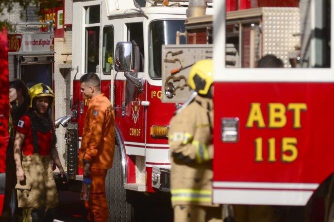 Bombeiros orientam população a chamar sempre a corporação pelo 193, e não tentar apagar as chamas por conta própria - (crédito: Carlos Vieira/CB/D.A.Press) Bombeiros orientam população a chamar sempre a corporação pelo 193, e não tentar apagar as chamas por conta própria - (crédito: Carlos Vieira/CB/D.A.Press)