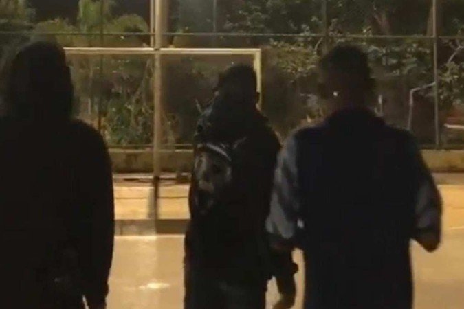 Um vídeo colhido durante as diligências mostra a audácia dos criminosos. Armados, eles atiram em uma praça da região - (crédito: Divulgação/PCDF) Um vídeo colhido durante as diligências mostra a audácia dos criminosos. Armados, eles atiram em uma praça da região - (crédito: Divulgação/PCDF)