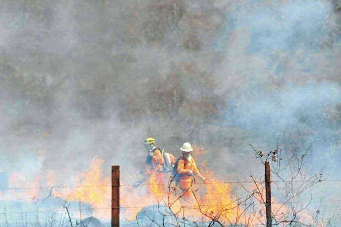Combate nos últimos dias de agosto de 2022 na Serra da Moeda, na Grande BH: ao lado de setembro, segunda quinzena do mês concentra mais de dois terços das ocorrências - (crédito: Gladyston Rodrigues/EM/D.A Press - 28/8/2022)) Combate nos últimos dias de agosto de 2022 na Serra da Moeda, na Grande BH: ao lado de setembro, segunda quinzena do mês concentra mais de dois terços das ocorrências - (crédito: Gladyston Rodrigues/EM/D.A Press - 28/8/2022))