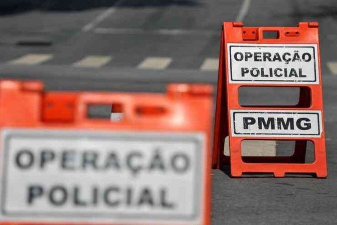 Ocorrência de homicídio complica trânsito no Anel Rodoviário - (crédito: @estev4m/Esp. EM - Belo Horizonte - MG) Ocorrência de homicídio complica trânsito no Anel Rodoviário - (crédito: @estev4m/Esp. EM - Belo Horizonte - MG)