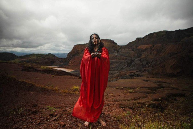 Instalação e performance Sons que curam, de Shirley Krenak, no Memorial dos Povos indígenas