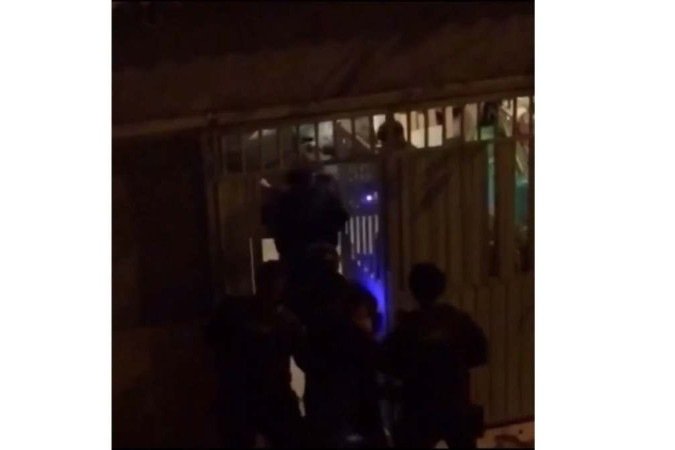 Nas imagens, é possível ouvir ao menos três disparos, depois que os policiais invadiram a casa. - (crédito: Material cedido ao Correio) Nas imagens, é possível ouvir ao menos três disparos, depois que os policiais invadiram a casa. - (crédito: Material cedido ao Correio)