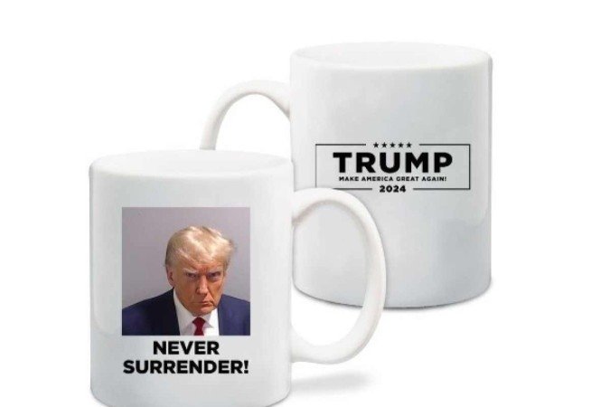 Caneca com a foto de Trump detido 