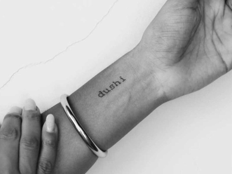 O que significa dushi, palavra tatuada por Sheron Menezes