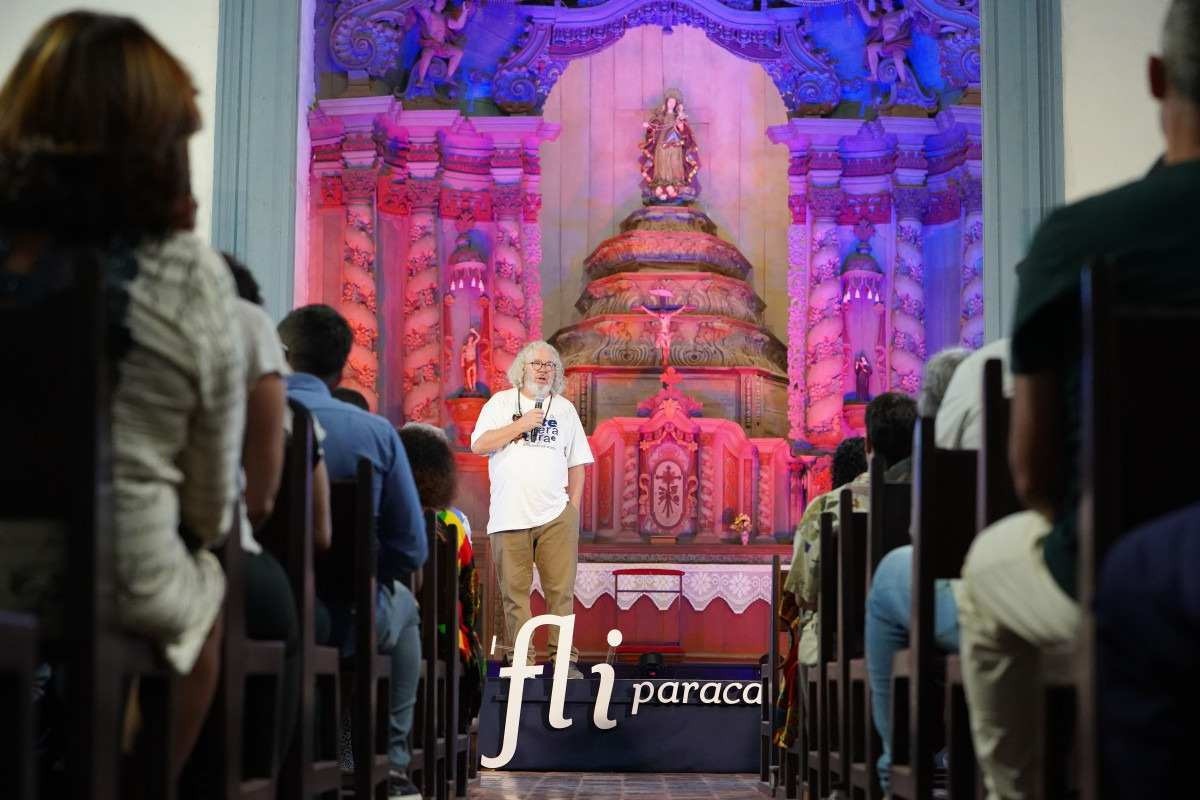 Fliparacatu tem início na cidade mineira com reverência à literatura