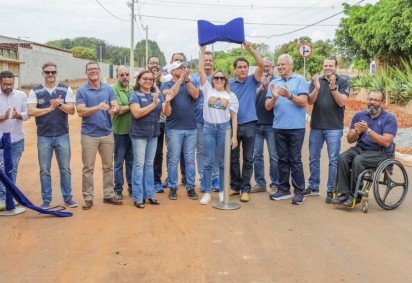 Vice-governadora Celina Leão, secretários e deputados distritais na inauguração da via que liga o Caub 1 ao Caub 2, no Riacho Fundo 2 -  (crédito: Geovana Albuquerque/ Agência Brasília)