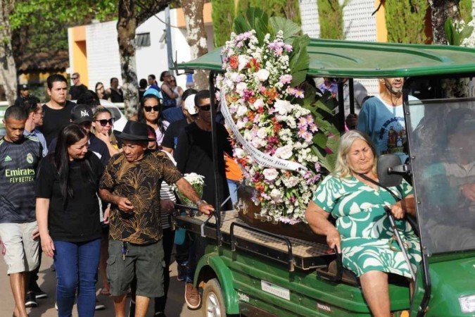 Familiares e amigos comparecem ao velório de Andreia Crispim de Lima Silva, 50 anos, no Cemitério Campo da Esperança da Asa Sul. Andreia foi mais uma vítima de feminicídio no Distrito Federal. - (crédito: Minervino Júnior/CB/D.A.Press) Familiares e amigos comparecem ao velório de Andreia Crispim de Lima Silva, 50 anos, no Cemitério Campo da Esperança da Asa Sul. Andreia foi mais uma vítima de feminicídio no Distrito Federal. - (crédito: Minervino Júnior/CB/D.A.Press)