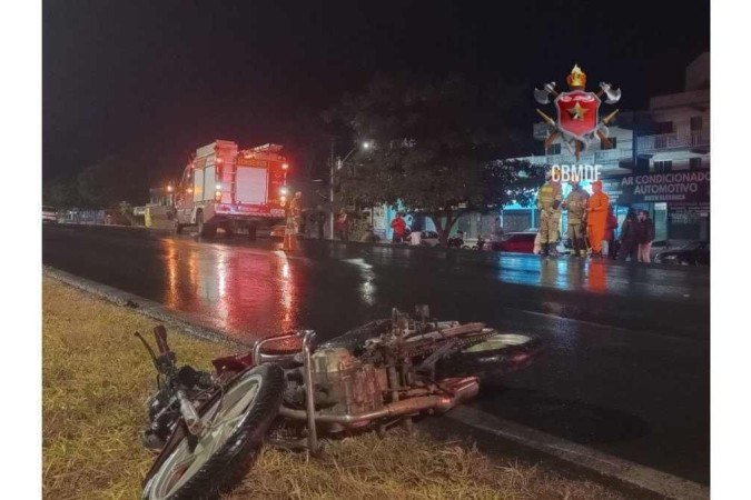 O motociclista, de 33 anos, não resistiu aos ferimentos e morreu no local do acidente. - (crédito: Divulgação/CBMDF) O motociclista, de 33 anos, não resistiu aos ferimentos e morreu no local do acidente. - (crédito: Divulgação/CBMDF)