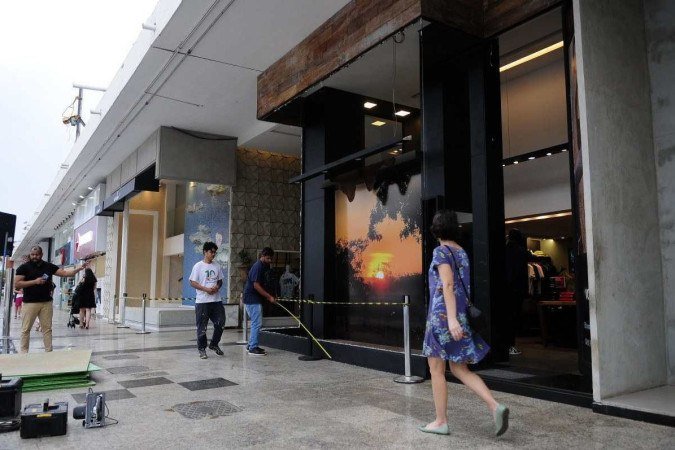 Um homem, de 39 anos, foi preso depois de quebrar, com uma barra de ferro, as vitrines de duas lojas no Centro Comercial Gilberto Salomão, na QI 05, do Lago Sul.