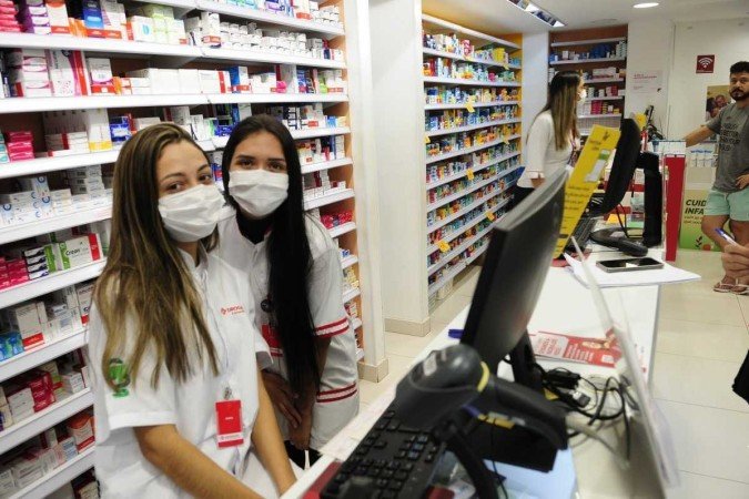  26/08/2023. Crédito: Minervino Júnior/CB/D.A Press. Brasil.  Brasilia - DF.  Lojas no Gilberto Salomão que foram danificadas durante um ataque de ex funcionário. Maria vitória e Bruna Vidal.
