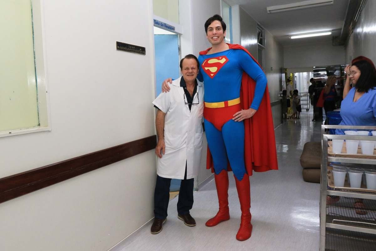 Super-herói faz alegria das crianças internadas em hospitais públicos