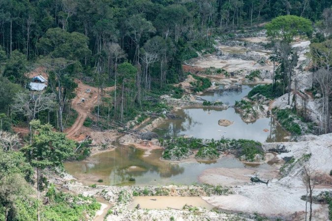 Lavra ilegal abandonada na Terra Munduruku. Garimpeiros utilizam o mercúrio para separar o ouro dos rejeitos e contaminam toda a vida que há na região -  (crédito: Vinícius Mendonça/Ibama)