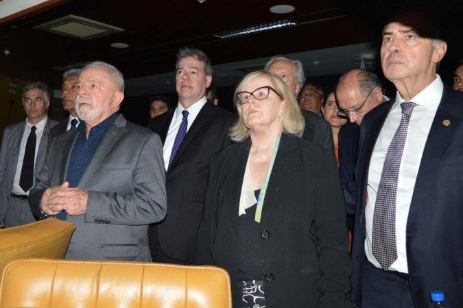Rosa (com Lula, Barroso, Dias Toffoli e Geraldo Alckmin) verificam os estragos dos bolsonaristas. Na abertura do ano do Judiciário, ela deu um duro recado - (crédito: Fellipe Sampaio/SCO/STF) Rosa (com Lula, Barroso, Dias Toffoli e Geraldo Alckmin) verificam os estragos dos bolsonaristas. Na abertura do ano do Judiciário, ela deu um duro recado - (crédito: Fellipe Sampaio/SCO/STF)