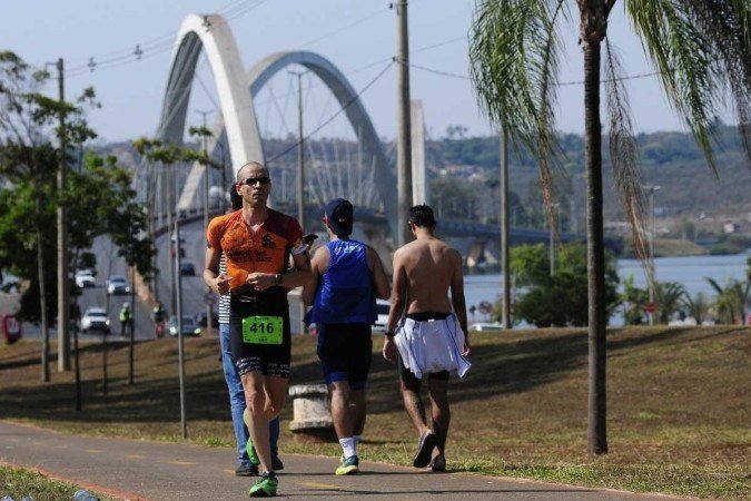  Na Ponte JK, a Copa Brasília de Triathlon reuniu corredores, nadadores e ciclistas em torno do imponente monumento -  (crédito: Minervino Júnior/CB/D.A.Press)
