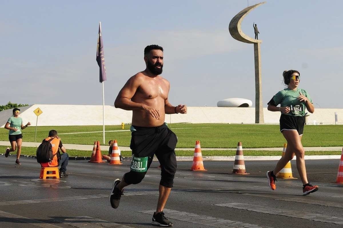  27/08/2023. Crédito: Minervino Júnior/CB/D.A Press. Brasil.  Brasilia - DF.  Corrida no circuito das estações de corrida de rua no Eixo Monumental