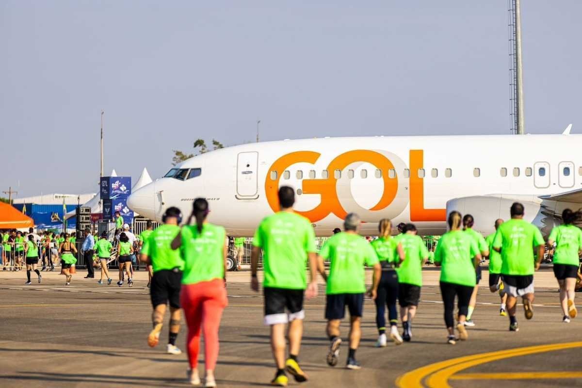  Com sobrevoo de caça da Força Aérea, Flying Run dá a largada para seus 2,5 mil atletas no Aeroporto de Brasília. 