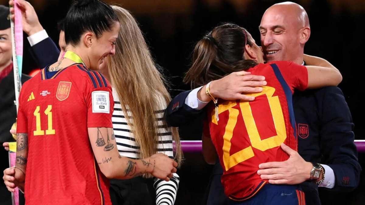 Rubiales renuncia após beijo forçado em jogadora espanhola na Copa