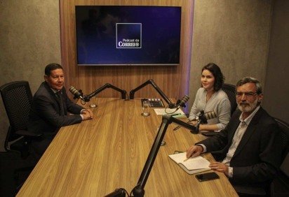 Podcast do Correio entrevista o senador Hamilton Mourão (Republicanos). Na bancada, os jornalista Ingrid Soares e Vinicius Doria.  -  (crédito:  Kayo MagalhÃ£es/CB/D.A Press)