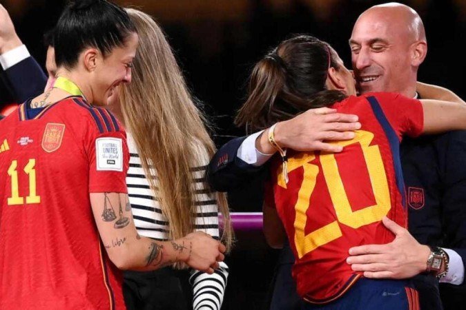 O presidente da Real Federação Espanhola de Futebol, Luis Rubiales (à direita), dá os parabéns à defesa, Rocio Galvez (centro), antes de parabenizar a jogadora espanhola Jennifer Hermoso (esquerda) com um beijo na boca - (crédito: Frank FIFE/AFP) O presidente da Real Federação Espanhola de Futebol, Luis Rubiales (à direita), dá os parabéns à defesa, Rocio Galvez (centro), antes de parabenizar a jogadora espanhola Jennifer Hermoso (esquerda) com um beijo na boca - (crédito: Frank FIFE/AFP)
