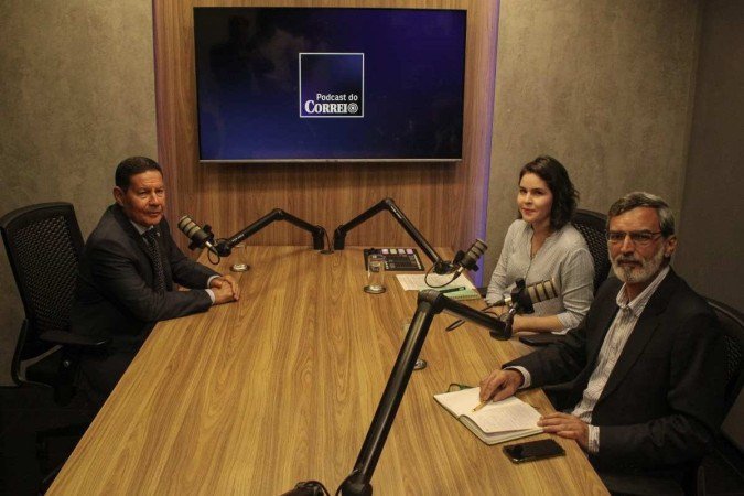 Podcast do Correio entrevista o senador Hamilton Mourão (Republicanos). Na bancada, os jornalista Ingrid Soares e Vinicius Doria. - (crédito: Kayo Magalhães/CB/D.A Press) Podcast do Correio entrevista o senador Hamilton Mourão (Republicanos). Na bancada, os jornalista Ingrid Soares e Vinicius Doria. - (crédito: Kayo Magalhães/CB/D.A Press)