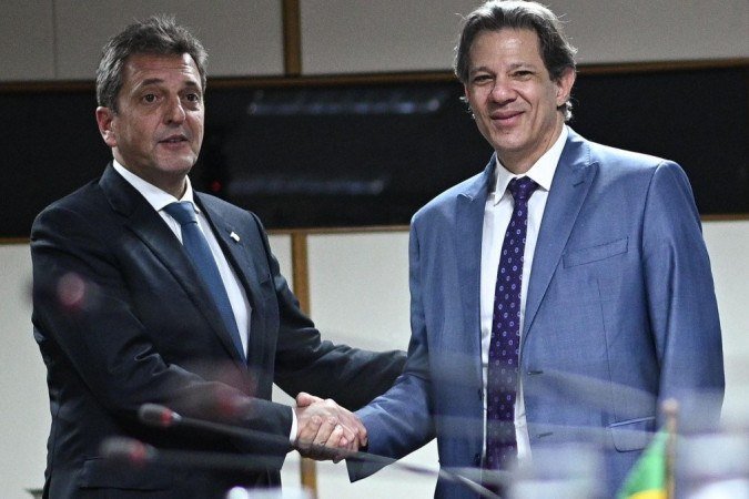 O ministro da Fazenda, Fernando Haddad (à direita), conversa com o ministro da Economia argentino, Sergio Massa, após reunião em Brasília
- (crédito: Divulgação) O ministro da Fazenda, Fernando Haddad (à direita), conversa com o ministro da Economia argentino, Sergio Massa, após reunião em Brasília
- (crédito: Divulgação)
