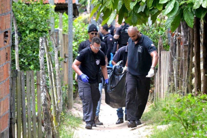 Peritos retiram os corpos. Sete deles estavam carbonizados - (crédito: Romildo de Jesus/Estadão Conteúdo) Peritos retiram os corpos. Sete deles estavam carbonizados - (crédito: Romildo de Jesus/Estadão Conteúdo)