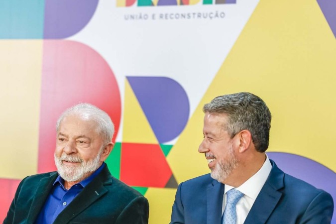 Lula e Lira, no Planalto, durante cerimônia de sanção da lei que estabelece a nova política de valorização do salário mínimo - (crédito: Ricardo Stuckert / PR)